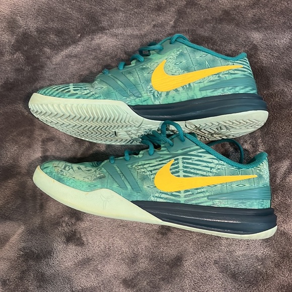 Nike Kobe Mentality GS Sz 6  Green Yellow GUC - Picture 2 of 6